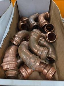 lot 11677 image: Bulk Lot of 1 Inch Press Fitting 90 Elbow Copper Plumbing Fittings