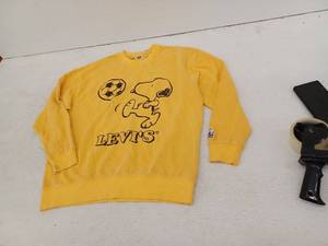 Levi's Peanuts Yellow Snoopy Soccer Crewneck Sweatshirt, Small