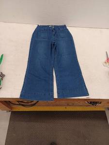 lot 18380 image: Wide-Leg Capri Jeans, Size Medium