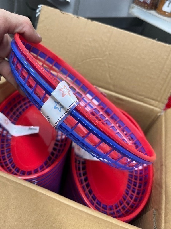 lot 439 image: Box of 100 Plastic Serving Baskets - Great for Catering - Parties - Restaurants - Food Trucks Etc Blue & Red