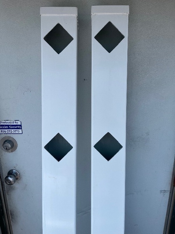 lot 179 image: Bundle of 2 Vinyl White Fence Posts W Pyramid Caps 6