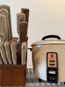 lot 203 image: Knife Block w Yorktowne Knives and a Rice Cooker