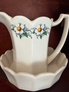 lot 220 image: Vintage McCoy Pitcher w Basin