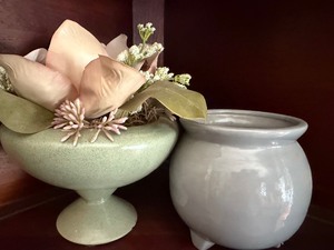 lot 221 image: Vintage Haeger Pottery Pieces