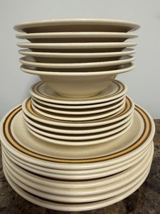 lot 196 image: Vintage Homer Laughlin Dinnerware (21 Pieces)