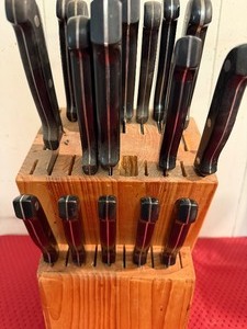 lot 194 image: Knife Block w Showtime Five Star Knives
