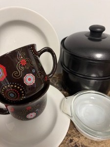 lot 147 image: Misc Kitchen - 9 Bowls, Mugs, Pots and Covered Dish