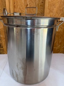 lot 233 image: Bayou Classic Stockpot, 80 Qt, 3 Pc Crawfish Broil Pot