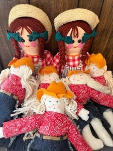lot 416 image: Country Dolls