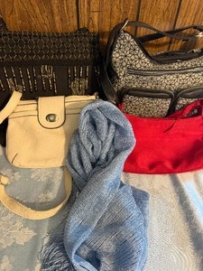 lot 423 image: PursesHandbags