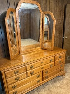 lot 116 image: Dresser w Mirror, 2 Pieces, Please Read Description