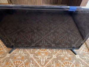 lot 121 image: Samsung 32 TV w Remote