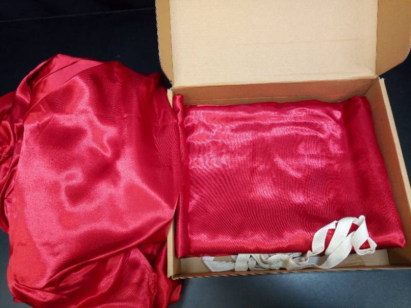 lot 1136 image: CozyLux Satin Sheet Set 100% Microfiber Size 81x 96  Red - Retail $25