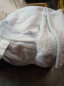 lot 1007 image: Serenity by Tempur-Pedic Comforter Quilted White Blue Trim Measured in store as Queen  - Retail $0
