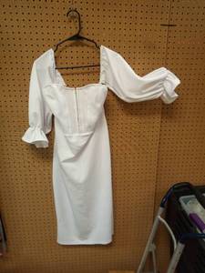 lot 1144 image: White Off-Shoulder Dress with court front & Puff Sleeves Size XXL - Retail $30