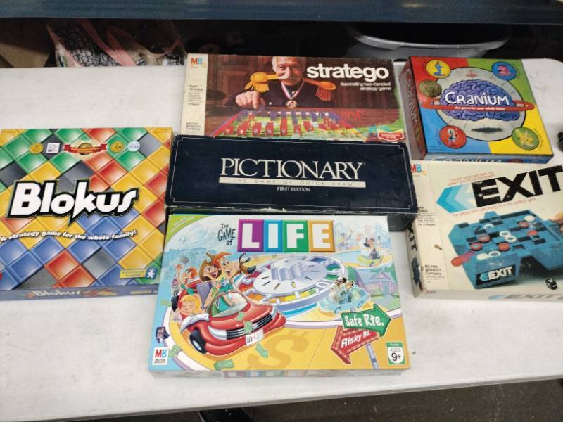 lot 58420 image: Set of 6 Board Games