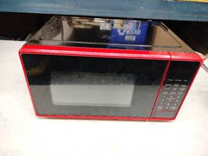 lot 63525 image: Mainstays Countertop Microwave