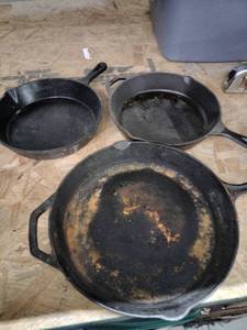 lot 63579 image: Set of 3 Cast Iron Skillets