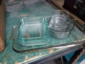 lot 63580 image: Glass Kitchen Bakeware