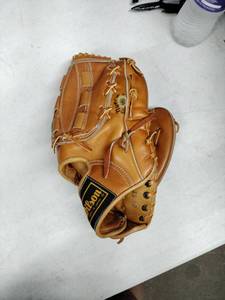 lot 63588 image: vintage Wilson leather baseball glove