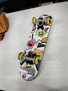 lot 63589 image: Satellite Lockerboard Series complete skateboard