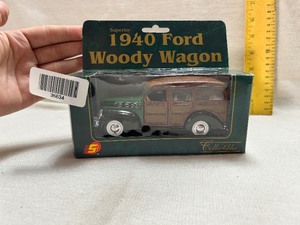 lot 36634 image: Superior 1940 Ford Woody Wagon - Die Cast Car.