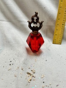 lot 36694 image: Decorative Red Glass Perfume Bottle