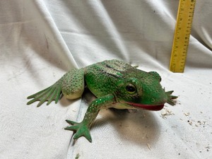 lot 36697 image: Tree Frog Garden Decor