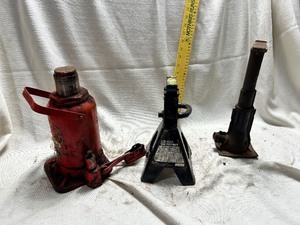 lot 36778 image: Heavy Duty Bottle Jack, Small Bottle Jack & Jack Stand.