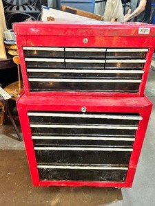 lot 36782 image: Red Craftsman 2 Piece Rolling Tool Box. Unlocked - 13 Drawers
