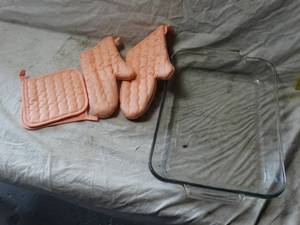 lot 37102 image: Glass Baking Dish & Oven Mittens