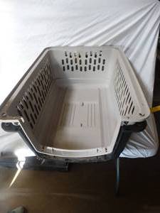 lot 37124 image: Medium Dog Crate