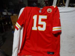 lot 37038 image: Brand New with Tags - Patric Mahomes Jersey - size XL.