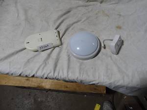 lot 37063 image: Lot of 3 misc night lights.