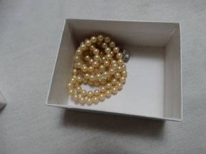 lot 37001 image: Pearl Necklace w Rose