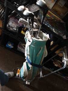 lot 37009 image: Vintage Strategy Golf Bag w Clubs