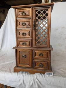 lot 36951 image: Vintage Wooden Jewelry Box