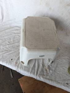 lot 36952 image: White Plastic Step Stool