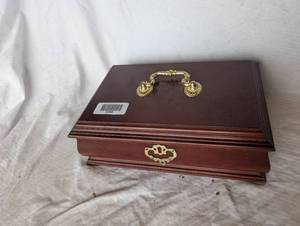 lot 36966 image: Beautiful Vintage Jewelry Box