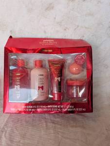 lot 36977 image: Velvet Berry Perfume Set