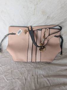 lot 36908 image: Pink Mia.K.Collection Purse