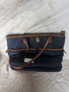 lot 36910 image: Navy Blue & Tan Purse w Matching Wallet