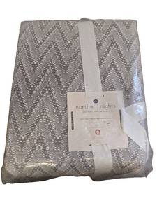 lot 1046 image: Northern Nights 100% Cotton Chevron Blanket, Grey