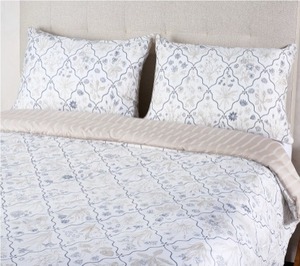 lot 1106 image: $70 Martha Stewart 3-Piece Comforter and Sham Set, King