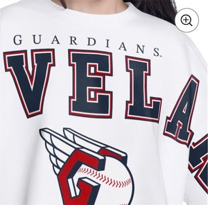 lot 1162 image: G-III 4Her by Carl Banks Cleveland Guardians Cropped Sweatshirt L