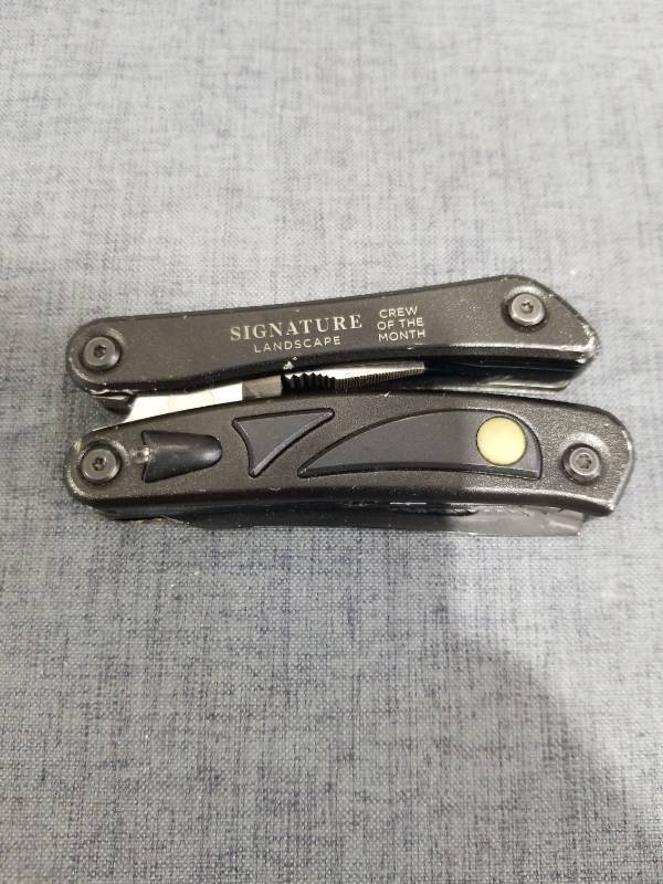 lot 2452 image: Signature Landscape Crew of the Month Multi-Tool Pruning Knife