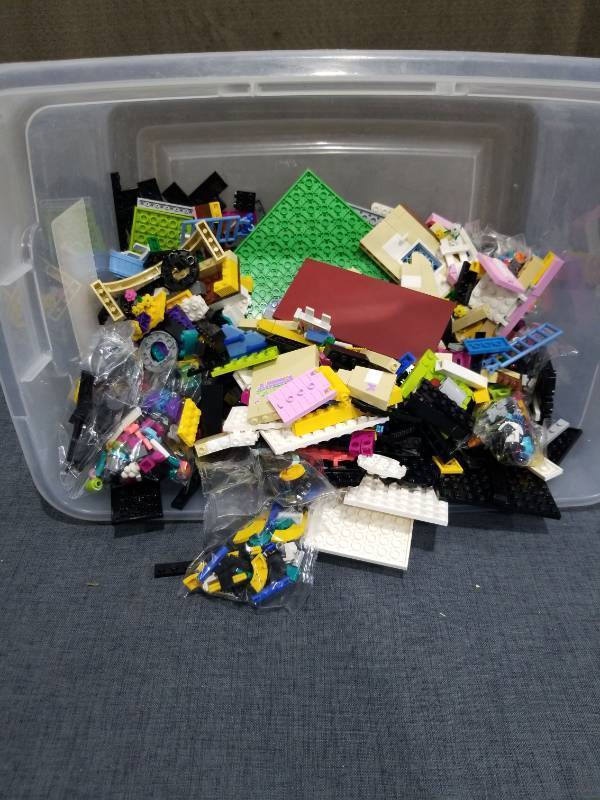 lot 2864 image: LEGO Mixed Bricks and Pieces Lot in Storage Container