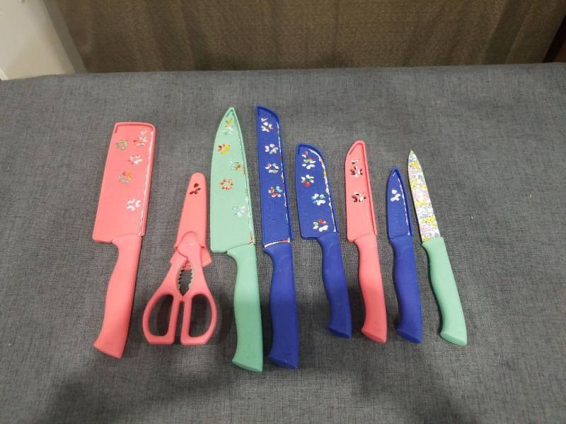 lot 2608 image: 8-Piece Kitchen Knife and Scissors Set with Floral Designs
