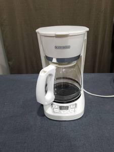 lot 1286 image: BlackDecker Programmable Coffee Maker with Digital Clock