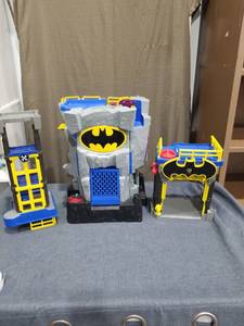 lot 1324 image: Batman Bat Cave Tower Toy Fisher Price Fold Up Play Set  PlaySet Only